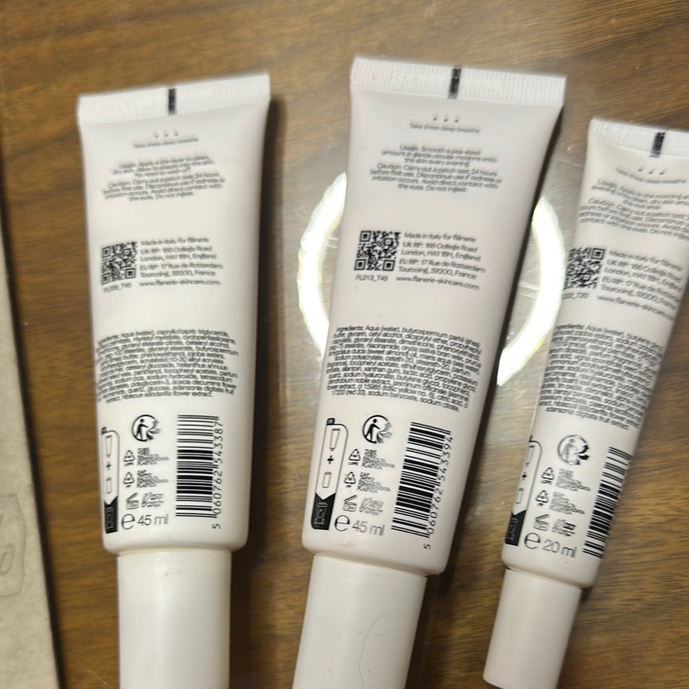 Flânerie Skincare Trio with Green and White Packaging - Picture 5 of 6